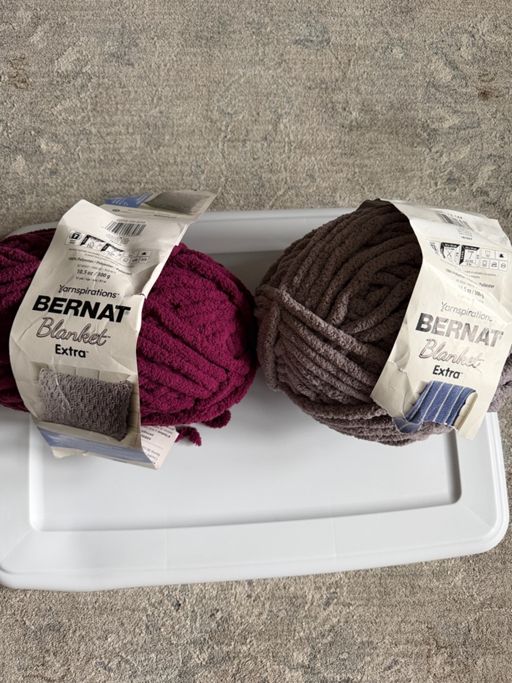 Bernat blanket yarn
Size 10.5 oz ea
Color: burgundy plum&vapor gray
Lot of 2